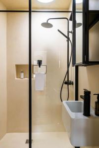 ein Bad mit einer Dusche und einem Waschbecken in der Unterkunft Sea´ya Thoughtful Stays - Villa Areia in Cascais