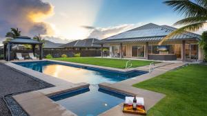 een huis met een zwembad in de tuin bij ADVENTURE AWAITS Fun 4BR Ainamalu Home with Private Pool in Waikoloa