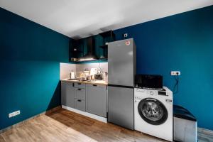 cocina con lavadora y lavadora en Otto von Bismarck Apartment, en Bad Ems