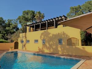 - une piscine en face d'une maison dans l'établissement Fashion Villa in Vilamoura with Private Pool, à Quarteira