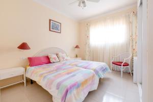 Postel nebo postele na pokoji v ubytování Bookinn Golf Park Sunny Cozy Apartment near the Ocean with large double terraces, fiber WIFI, 3 pools, bbq Tenerife South + 37 fotografií
