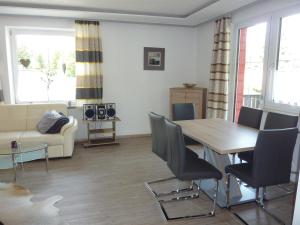 a living room with a dining room table and chairs at Ferienwohnung mit Blick auf die Buchensteinwand in Hochfilzen