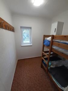 Uma ou mais camas em beliche em um quarto em Házikó a Duna-parton