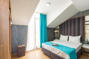 een slaapkamer met een bed en een groot raam bij Black Palace Hotel in Istanbul
