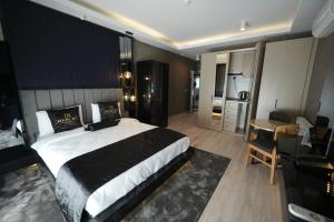 een hotelkamer met een groot bed en een bureau bij Marlen Hotel Bayraklı in Bayrakli