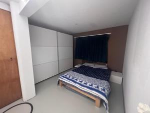 Łóżko lub łóżka w pokoju w obiekcie Rajputs Apartment