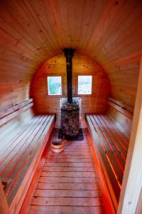 y vistas al interior de una cabaña de madera con chimenea. en Siedlisko Leszczyny en Kunkowa