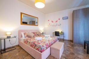 1 dormitorio con cama y espejo en la pared en Borgo Trento Home, incantevole appartamento, en Verona
