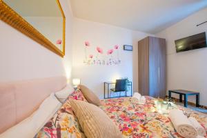 a bedroom with a bed with a colorful blanket at Borgo Trento Home, incantevole appartamento in Verona