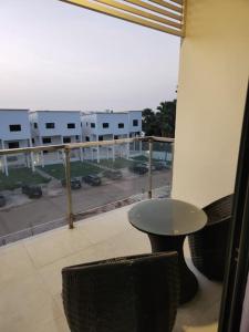 uma vista para uma varanda com uma mesa e cadeiras em Casa M- 1 bedroom apartment Aquaview complex em Bijilo