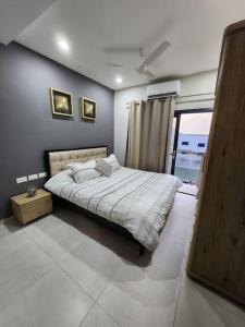 Un dormitorio con una cama grande y una ventana en Casa M- 1 bedroom apartment Aquaview complex, en Bijilo