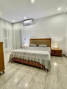 een slaapkamer met een groot bed in een kamer bij Appartement l'aouina in El Aouina