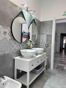 - Baño con 2 lavabos y 2 espejos en Casa Vacanze ELENA en Roma