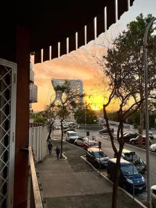 una vista de una calle con coches aparcados en un aparcamiento en Casa Vacanze ELENA en Roma