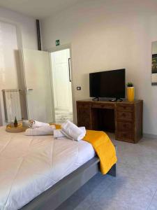 1 dormitorio con 1 cama y TV de pantalla plana en Casa Vacanze ELENA en Roma