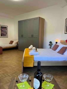 Habitación con cama y 2 copas de vino en Casa Vacanze ELENA en Roma