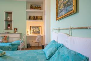 ein Schlafzimmer mit einem Bett und einem Stuhl in einem Zimmer in der Unterkunft Piazza Laurino Apartments in Laurino