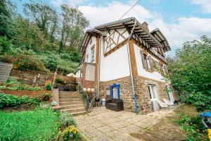 una piccola casa in mattoni con una porta blu di Bismarck Apt mit schönem Balkon und Herrenzimmer a Bad Ems