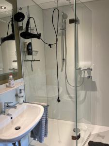 ein Badezimmer mit Dusche und Waschbecken in der Unterkunft Bed Taste in Düsseldorf + 24 Fotos
