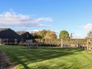 una valla y una mesa de picnic en un patio en The Milking Parlour, en Cranbrook