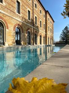 ein Gebäude mit einem Wasserbecken davor in der Unterkunft Fourvière Hôtel in Lyon