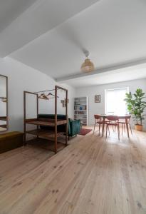 uma sala de estar com uma cama e uma mesa em Le Bon Enfant - Appartements design en centre ville em Cusset