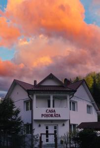 un edificio blanco con un cartel encima en Casa Pojorâta, en Pojorîta