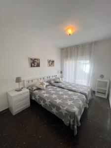 um quarto com uma cama grande e uma janela em Costa Daurada Apartaments - MURILLO III em Salou