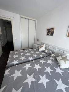 um quarto com uma cama grande com estrelas em Costa Daurada Apartaments - MURILLO III em Salou
