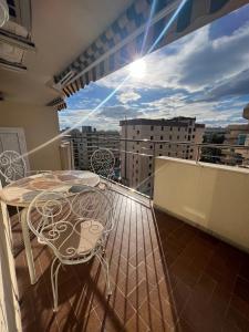 uma varanda com uma mesa e cadeiras num telhado em Costa Daurada Apartaments - MURILLO III em Salou