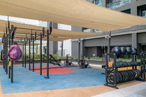 een fitnessruimte met veel apparatuur in een gebouw bij Meerak Homes - Glamorous 2 bed Apartment with Panoramic Views - Business Bay with free Wifi, Parking, Gym and Pool in Dubai