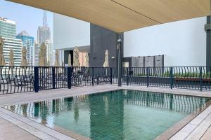 una piscina en la azotea de un edificio en Meerak Homes - Glamorous 2 bed Apartment with Panoramic Views - Business Bay with free Wifi, Parking, Gym and Pool en Dubái