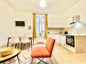 a kitchen and dining room with a table and chairs at Appartsaintnazaire - Saint Nazaire - 5 Appartements - Centre Ville in Saint-Nazaire