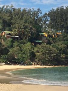widok na plażę z domami na wzgórzu w obiekcie Studio Familial (AMI Appart-Hotel) - Taolagnaro w Tôlanaro
