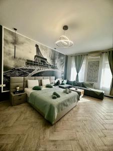 布拉索夫的住宿－Stay Inn Central Brasov Apartments，一间卧室配有一张床,并画了艾菲尔铁塔