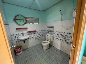 uma casa de banho com um WC e um lavatório em Phet Ban Suan Hotel em Ko Chang