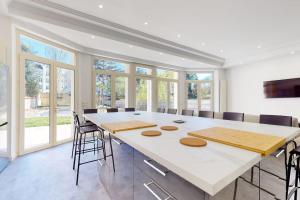 a dining room with a large white table and chairs at 02.Studio#Creteil#Loft#Cinéma#Exclusif in Créteil +8 photos