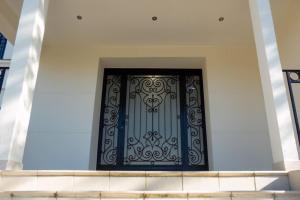 a door on the side of a building at 02.Studio#Creteil#Loft#Cinéma#Exclusif in Créteil