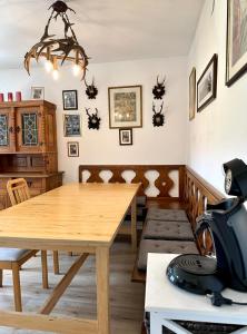 uma sala de jantar com uma mesa de madeira e uma sala de jantar em Haus im Grünen - Gmundennähe em Pinsdorf