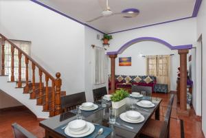 カラングートにあるVilla Calangute Phase 3のダイニングルーム(テーブル、階段付) +28枚の写真
