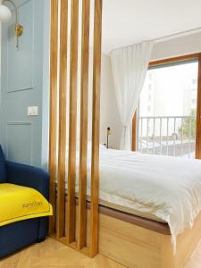 um quarto com uma cama grande e uma janela em Chez les deux garçons em Montrouge