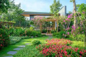 un jardín con flores y una casa en Ecopark Happy Haven, en HÆ°ng YÃªn