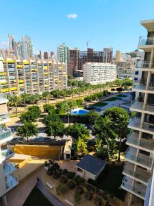 una vista aérea de un aparcamiento en una ciudad en Balay Apartment Benidorm, en Benidorm 15 fotos más