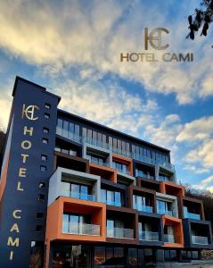 德巴尔Hotel Cami的酒店大楼前面有酒店式标志