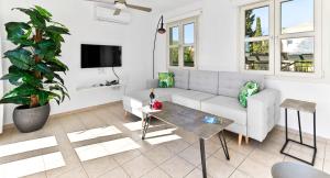 uma sala de estar com um sofá e uma mesa em Apartment N3 Kallithea em Kouklia