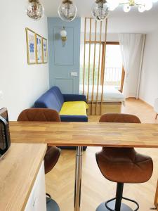 um quarto com uma mesa e cadeiras e uma cama em Chez les deux garçons em Montrouge