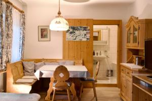 una cucina e un soggiorno con tavolo e divano di Ferienhaus am Fluss a Pinsdorf Altre 15 foto