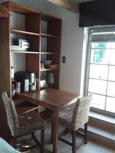 drewniany stół i 2 krzesła w pokoju w obiekcie Holzwerk Oybin w mieście Oybin