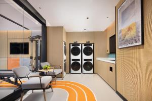 TV a/nebo společenská místnost v ubytování Home2 Suites by Hilton Guiyang Guanshanhu
