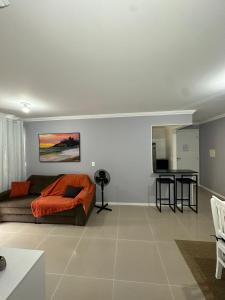sala de estar con sofá y mesa en Suites W-Riocentro, en Río de Janeiro